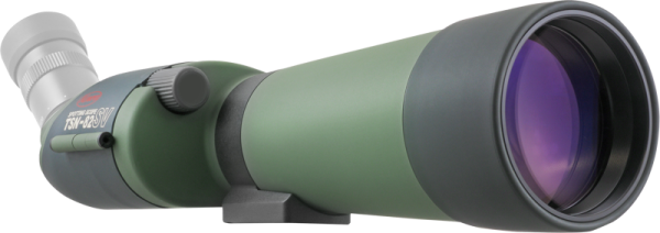 KOWA Spottingscope TSN-82SV, jossa on vihreä ja musta runko, suuri etulinssi ja kulmikas okulaari, on kuvattu pienestä sivukulmasta tavallista taustaa vasten.