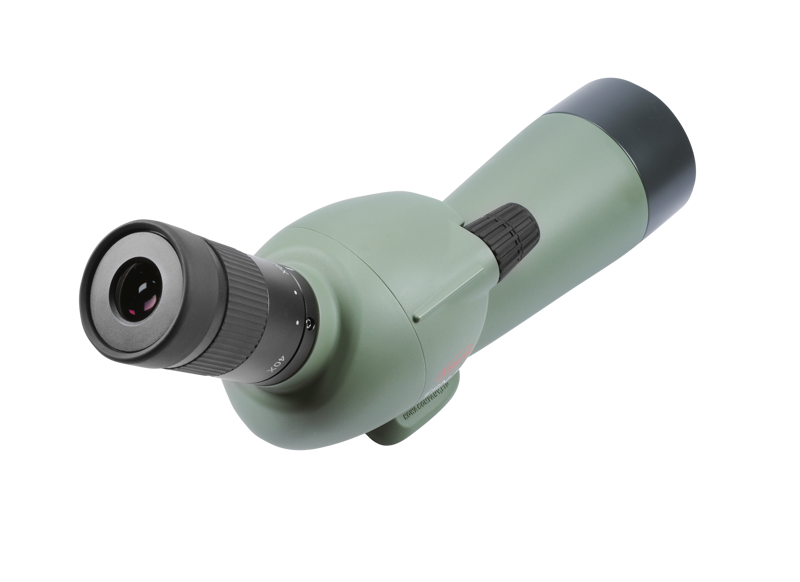 KOWA Spottingscope TSN-501 20-40x -kaukoputki, vihreä ja musta, jossa on ulkohavainnointiin suunniteltu kulmikas okulaari, on kuvassa valkoista taustaa vasten.