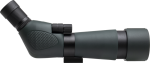 Focus Outdoor 20-60x60 + WF3950 kolmijalka on vihreän ja mustan sävyinen kulmakaukoputki, jossa on kuvioitu kahva, säätönupit ja kiinnityskannatin, ja joka näkyy sivuprofiilissa vaaleaa taustaa vasten.