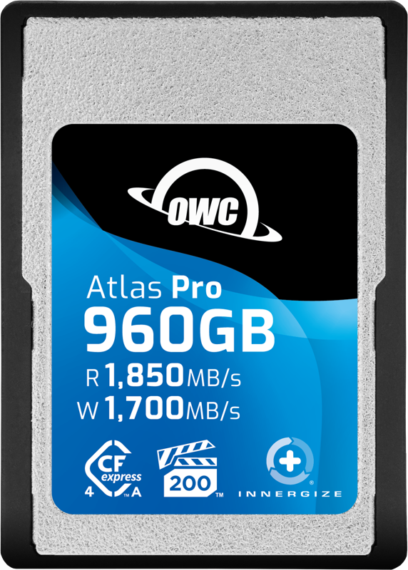 800q-03_127932 Lähikuva OWC CFexpress Atlas Pro R1850/W1700/VPG200 960GB -kortista (sis. A-B-sovittimen), jossa lukunopeus on 1850 Mt/s, kirjoitusnopeus 1700 Mt/s ja CFexpress-, 200- ja Innergize-kuvakkeet sinisessä ja hopeisessa etiketissä.