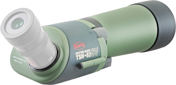 KOWA Spottingscope TSN-82SV, joka on kuvassa vihreän ja harmaan sävyinen ja jossa on valkoinen okulaari, näyttää tuotemerkkinsä ja mallin tiedot sivulla vaaleaa taustaa vasten.