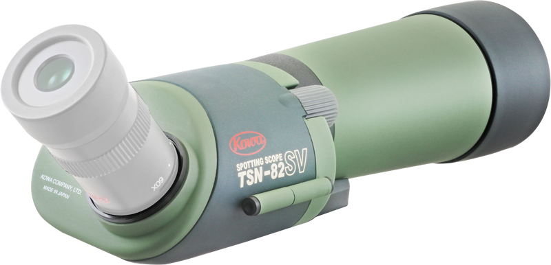 KOWA Spottingscope TSN-82SV, joka on kuvassa vihreän ja harmaan sävyinen ja jossa on valkoinen okulaari, näyttää tuotemerkkinsä ja mallin tiedot sivulla vaaleaa taustaa vasten.