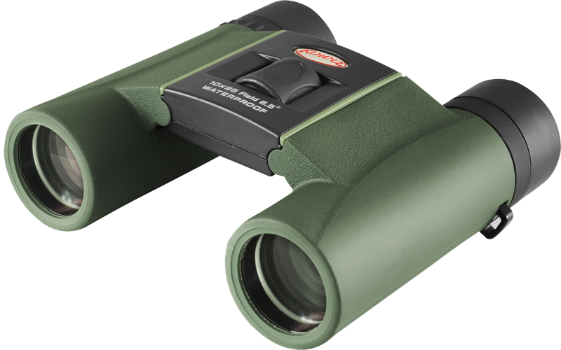 KOWA SV II 10X25 -kiikari on vihreä vedenpitävä kiikari, jossa on mustat okulaarit ja keskimmäinen tarkennuspyörä, ja jossa on merkintä "10x25 Field 6.5° Waterproof" (10x25 Field 6.5° Waterproof) vaaleaa taustaa vasten.