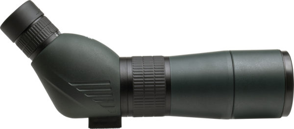 Focus Outdoor 15-45x60 + WF3950 kolmijalka -tähtäimessä on mattamusta viimeistely, kulmikas okulaari ja kuvioidut tarkennusrenkaat, kuvassa sivuprofiili valkoista taustaa vasten.