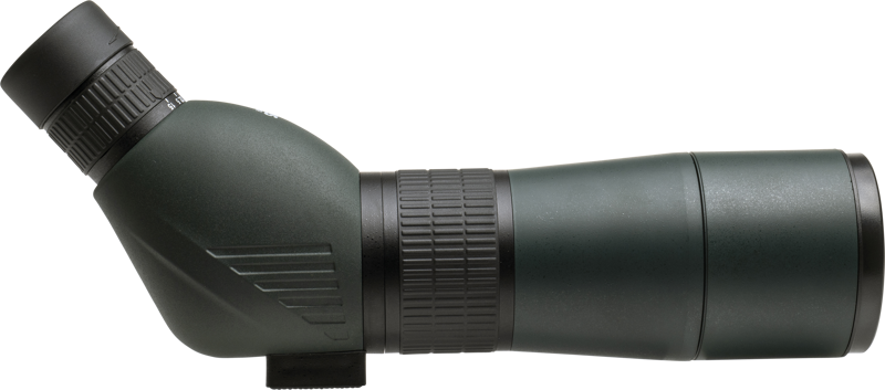 Focus Outdoor 15-45x60 + WF3950 kolmijalka -tähtäimessä on mattamusta viimeistely, kulmikas okulaari ja kuvioidut tarkennusrenkaat, kuvassa sivuprofiili valkoista taustaa vasten.