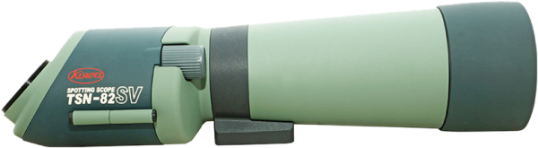 KOWA Spottingscope TSN-82SV:ssä on suuri objektiivi ja säätönuppi vihreällä ja harmaalla muotoilulla, joka on ihanteellinen ulkotarkkailuun ja lintujen tarkkailuun.