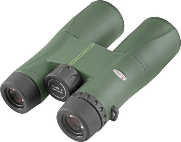 800q-05_112149 KOWA SV II 8X42 -kiikarissa on vihreät kiikarit, joissa on mustat okulaarit ja keskellä oleva tarkennusnuppi, kuvattuna pienestä kulmasta vaaleaa taustaa vasten. Kowa-merkkinimi on näkyvissä sivussa.