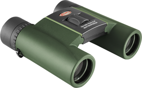 KOWA SV II 10X25 -kiikarissa on vihreät kiikarit, joissa on mustat okulaarit, keskellä oleva tarkennusnuppi, ja sen yläosassa näkyy tuotemerkin logo ja 10x25 vedenpitävät tekniset tiedot.