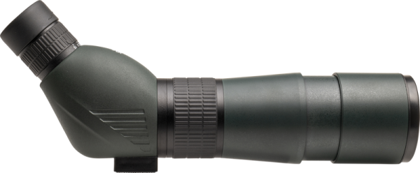 Focus Outdoor 15-45x60 + WF3950 kolmijalka sisältää mustan ja tummanvihreän kulmikkaan rungon, kuvioidun tarkennusrenkaan ja pidennetyn objektiiviputken, kuvattuna sivulta vaaleaa taustaa vasten.