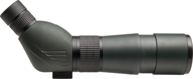 Focus Outdoor 15-45x60 + WF3950 kolmijalka sisältää mustan ja tummanvihreän kulmikkaan rungon, kuvioidun tarkennusrenkaan ja pidennetyn objektiiviputken, kuvattuna sivulta vaaleaa taustaa vasten.