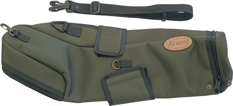 Vihreässä KOWA Stay On Case C-821 for 82SV -kotelossa on pehmusteet, olkahihna, vetoketjullinen pää, tarrakiinnitys ja ruskea Kowa-logolaastari.