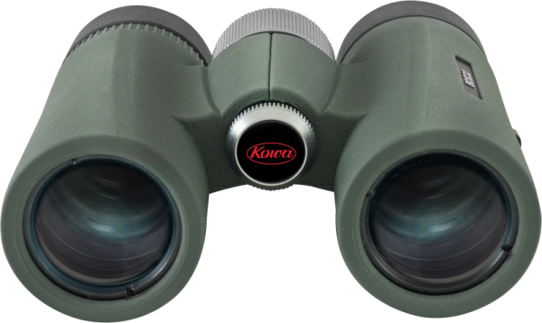 Front view of the green KOWA BDII-XD 6,5X32 WA binoculars with the brand name "Kowa" in red in a black circle between the lenses.