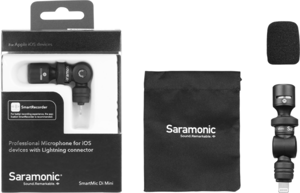 Saramonic SmartMic Di Mini Lightning-liittimellä iOS-laitteille näkyy pakkauksen, kantopussin, mikrofonin ja tuulisuojan kanssa.