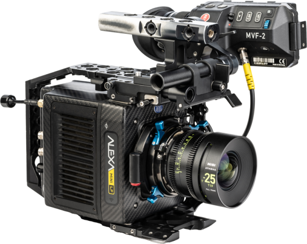 Ammattikäyttöön tarkoitettu ARRI Alexa Mini LF -elokuvakamera, jossa on NiSi Cine Lens Athena Prime 25mm T1.9 PL-Mount -objektiivi, mattapintainen laatikko, kahva sekä useita ohjaimia ja kaapeleita, suunniteltu huippuluokan videotuotantoon.
