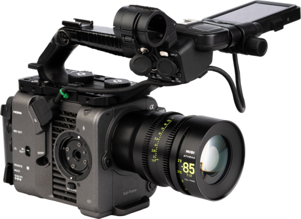 NiSi Cine Lens Athena Prime 25mm T1.9 PL-Mount -objektiivi on korkealaatuiseen videotuotantoon ja elokuvantekoon suunniteltu ammattimainen elokuvaobjektiivi, joka on ihanteellinen terävien, elokuvamaisten kuvien ottamiseen nopealla T1.9-aukolla.