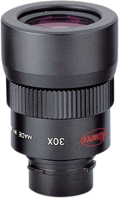 Lähikuva KOWA Eyepiece for TSN-600/660/82SV 30x Wide Twist -objektiivista, jossa on kuvioitu tarkennusrengas ja punainen logo, seisoo pystyssä valkoisella pohjalla.