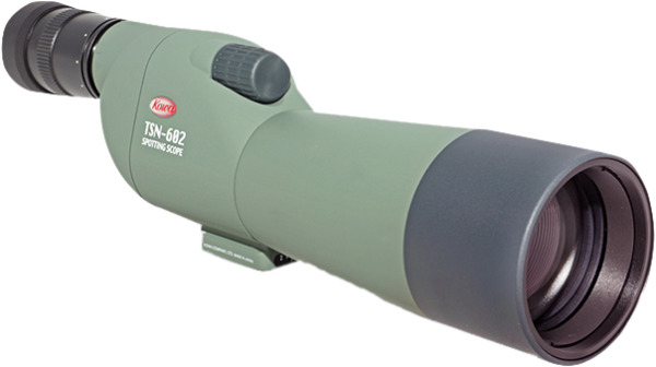 KOWA Spottingscope TSN-602 -kaukoputki, jossa on suuri etulinssi ja kulmikas okulaari lintujen tarkkailuun ja ulkotarkkailuun, näkyy vaaleaa taustaa vasten.