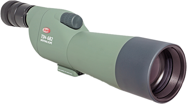 KOWA Spottingscope TSN-602 -kaukoputki, jossa on suuri etulinssi ja kulmikas okulaari lintujen tarkkailuun ja ulkotarkkailuun, näkyy vaaleaa taustaa vasten.