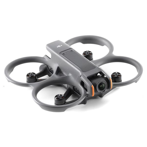 DJI Avata 2 Fly More Combo (3 akkua) on pienikokoinen harmaa nelikopteridroni, jossa on neljä potkuria, pyöreät suojukset, eteenpäin suunnattu kamera ja tyylikäs, moderni muotoilu.