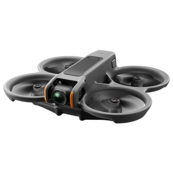 DJI Avata 2 Fly More Combo (3 akkua) on kompakti harmaa nelikopteridrone, jossa on laaja etukameran linssi ja neljä suojaavaa potkurisuojaa, ihanteellinen ilmakuvaukseen ja videokuvaukseen.