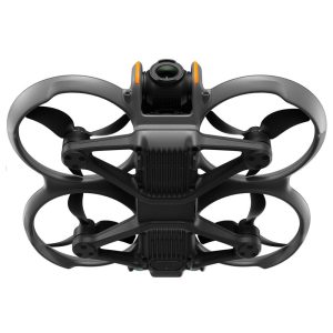 Lähikuva DJI Avata 2 Fly More Combo (3 akkua) -lennokista, jossa on musta muotoilu ja neljä potkuria suojissa, alhaalta katsottuna kameran ja tyylikkään, modernin ulkoasun korostamiseksi.
