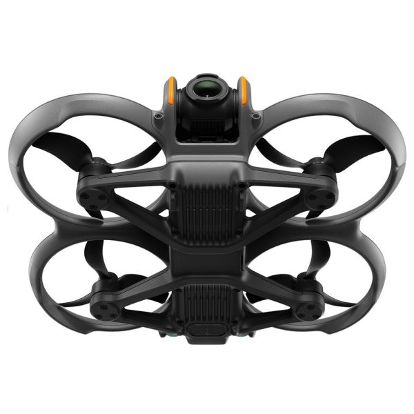 Lähikuva DJI Avata 2 Fly More Combo (3 akkua) -lennokista, jossa on musta muotoilu ja neljä potkuria suojissa, alhaalta katsottuna kameran ja tyylikkään, modernin ulkoasun korostamiseksi.