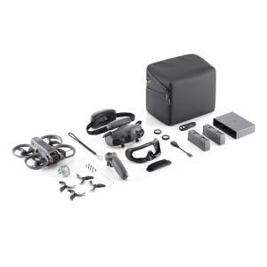 DJI Avata 2 Fly More Combo (3 akkua) -lennokki sekä suojalasit, ohjain, lisäakut, latauslaituri, kaapelit, potkurit, työkalut ja kantolaukku on järjestetty siististi valkoiselle taustalle.