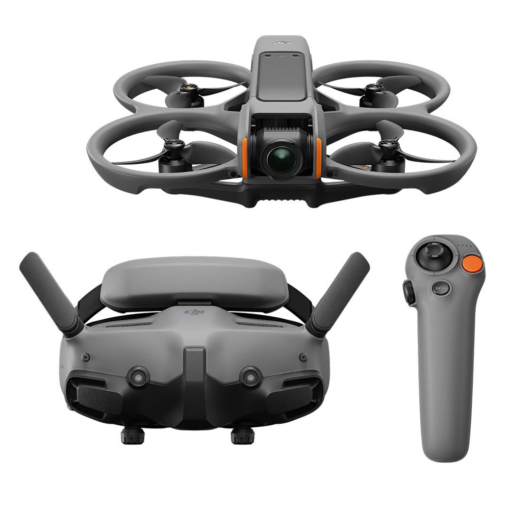 DJI Avata 2 Fly More Combo (1 akku) sisältää pienikokoisen harmaan lennokin, yhteensopivat VR-kuulokkeet antenneilla ja yhden käden ohjaimen, jossa on oranssi painike, kaikki valkoisella pohjalla.