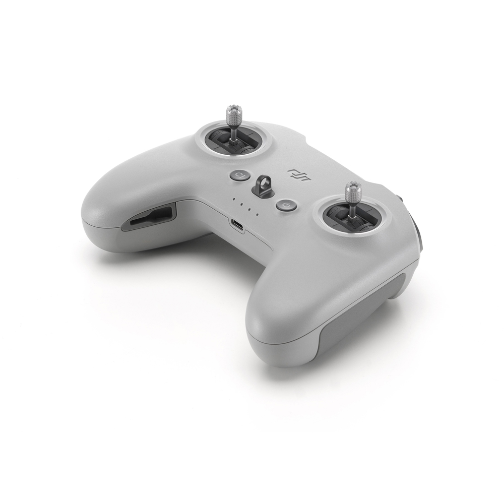 Harmaa DJI FPV Remote Controller 3 -ohjain, jossa on kaksi ohjaussauvaa ja painikkeita, joissa on DJI-logo valkoisella pohjalla.