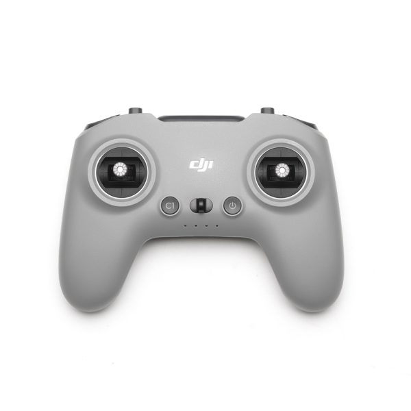 DJI FPV Remote Controller 3 -ohjain on harmaa kaukosäädin, jossa on kaksi joystickiä, useita painikkeita ja ergonominen muotoilu, kuvattuna ylhäältäpäin valkoisella pohjalla.