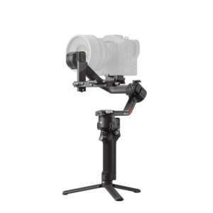 HG704-右45度 DJI RS 4 -gimbaali on ammattikäyttöön tarkoitettu kameran gimbaalivakaaja, joka on kuvassa pystyasennossa asennetun kameran ja jalustan kanssa ja joka on suunniteltu vakaaseen käsivaralta tapahtuvaan kuvaamiseen tavallisella valkoisella taustalla.
