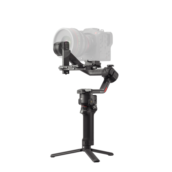 HG704-右45度 DJI RS 4 -gimbaali on ammattikäyttöön tarkoitettu kameran gimbaalivakaaja, joka on kuvassa pystyasennossa asennetun kameran ja jalustan kanssa ja joka on suunniteltu vakaaseen käsivaralta tapahtuvaan kuvaamiseen tavallisella valkoisella taustalla.