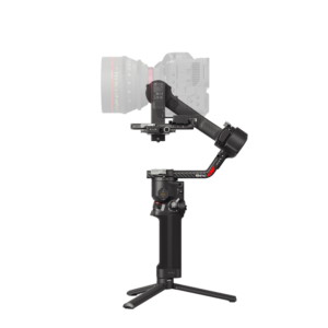 DJI RS 4 -gimbaali, musta käsikameran gimbaalivakaaja, johon on kiinnitetty DSLR-kamera, on esillä pienellä kokoontaitettavalla jalustalla valkoista taustaa vasten.