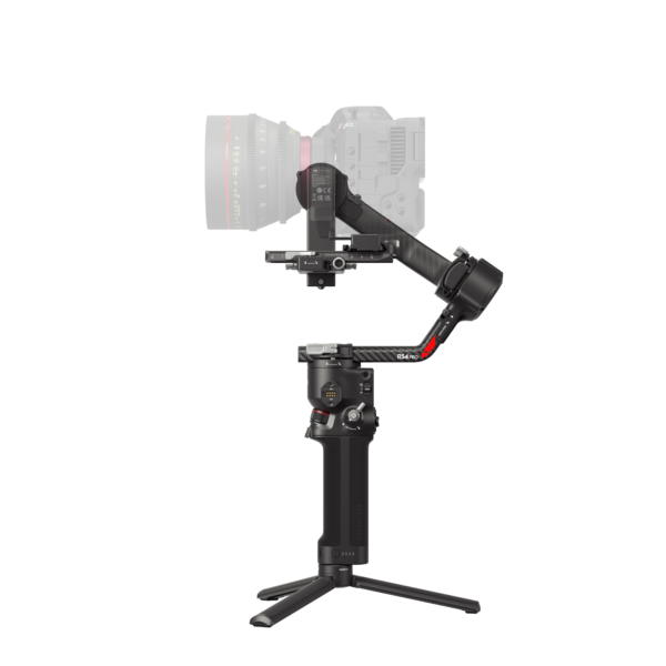 DJI RS 4 -gimbaali, musta käsikameran gimbaalivakaaja, johon on kiinnitetty DSLR-kamera, on esillä pienellä kokoontaitettavalla jalustalla valkoista taustaa vasten.
