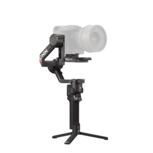 DJI RS 4 -gimbaali käsikameran vakaaja, jossa on jalusta ja näkyvä "Ronin"-brändäys sen varressa, näkyy asennetun ammattilaiskameran kanssa valkoista taustaa vasten.