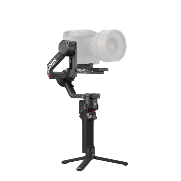 DJI RS 4 -gimbaali käsikameran vakaaja, jossa on jalusta ja näkyvä "Ronin"-brändäys sen varressa, näkyy asennetun ammattilaiskameran kanssa valkoista taustaa vasten.