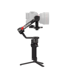 Musta DJI RS 4 -gimbaali käsikameran vakaaja, johon on asennettu puoliksi läpinäkyvä kamera, istuu kokoontaitettavalla jalustalla valkoista taustaa vasten.