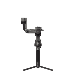 DJI RS 4 -gimbaali, käsikäyttöinen musta kameran gimbaalivakaaja, johon on asennettu kamera, seisoo pystyssä jalustallaan valkoista taustaa vasten.