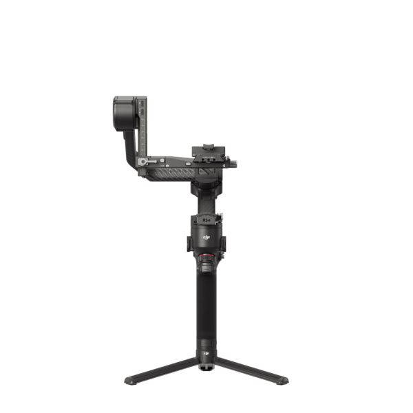 DJI RS 4 -gimbaali, käsikäyttöinen musta kameran gimbaalivakaaja, johon on asennettu kamera, seisoo pystyssä jalustallaan valkoista taustaa vasten.
