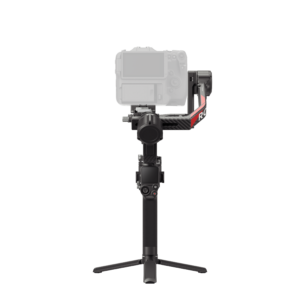 DJI RS 4 -gimbaali, jossa on musta käsikäyttöinen gimbaalivakaaja, jossa on jalusta, punainen korostus ja ohjauspainikkeet kahvassa, tukee asennettua kameraa valkoista taustaa vasten.
