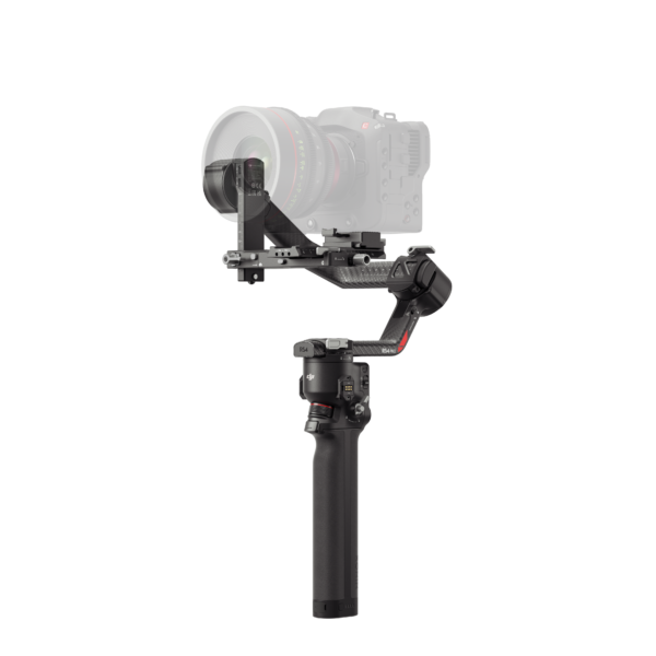 HG704_BG70-右45度 DJI RS 4 -gimbaali, käsikameran gimbal-stabilisaattori, jossa on musta kahva ja varsi, tukee osittain läpinäkyvää digitaalikameraa, joka näkyy valkoista taustaa vasten.