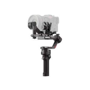 DJI RS 4 -gimbaali -kameran käsivakaaja näytetään digitaalikamera ja objektiivi kiinnitettynä, ja siinä on moottoroitu varsi ja ergonominen kahva, joka on asetettu tavallista valkoista taustaa vasten.
