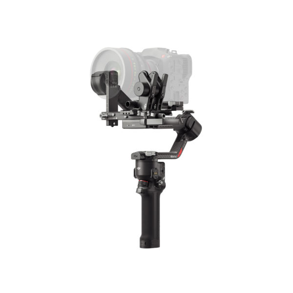 DJI RS 4 -gimbaali -kameran käsivakaaja näytetään digitaalikamera ja objektiivi kiinnitettynä, ja siinä on moottoroitu varsi ja ergonominen kahva, joka on asetettu tavallista valkoista taustaa vasten.