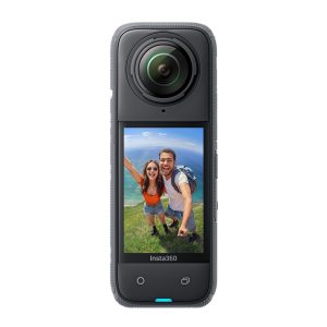 Insta360 X4 360-kamera näyttää näytön, jossa hymyilevä pariskunta ottaa selfietä maisemallisella kalliolla, josta on näkymät merelle.