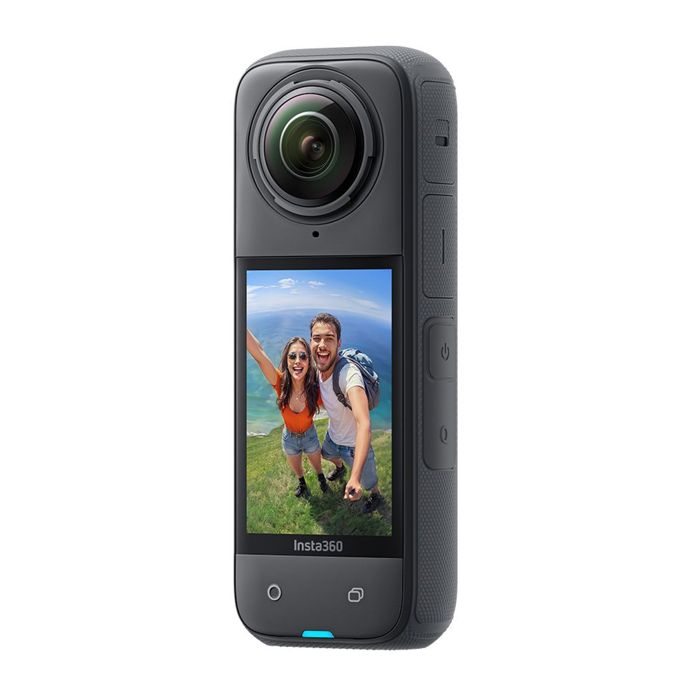 Lähikuva Insta360 X4 360 -kamerasta ja sen kosketusnäytöstä, jossa hymyilevä pariskunta ottaa selfietä ulkona meren ja rehevän vehreyden kanssa taustalla.