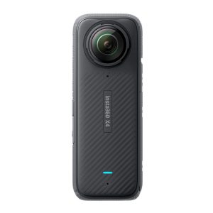 Insta360 X4 360 -kameran etukuvassa näkyy sen suuri kalansilmäobjektiivi ja kuvioitu musta runko, jonka keskellä näkyy tuotemerkin nimi.