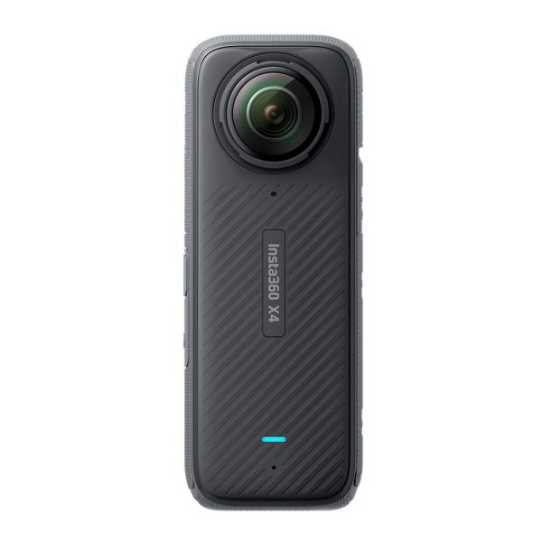 Insta360 X4 360 -kameran etukuvassa näkyy sen suuri kalansilmäobjektiivi ja kuvioitu musta runko, jonka keskellä näkyy tuotemerkin nimi.