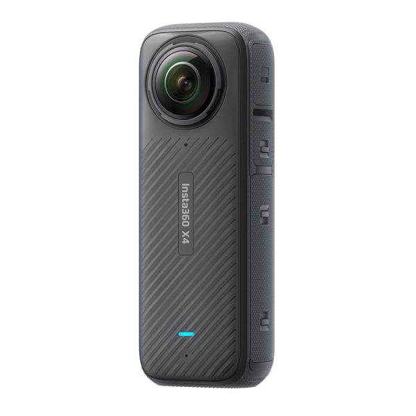 Pienikokoinen musta Insta360 X4 360-kamera, jossa on näkyvä kalansilmäobjektiivi, kuvioitu kahva ja sivussa olevat ohjauspainikkeet valkoista taustaa vasten.