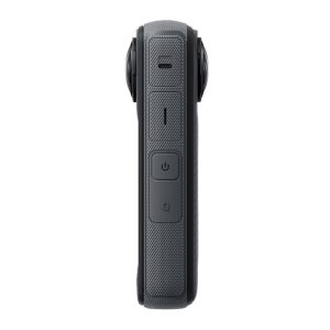 Lähikuvassa Insta360 X4 360 -kameran sivusta näkyy sen kompakti musta runko, jossa on kuvioitu kahva, kolme painiketta ja osa kahdesta kalansilmälinssistä kummallakin puolella.