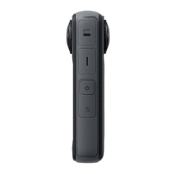Lähikuvassa Insta360 X4 360 -kameran sivusta näkyy sen kompakti musta runko, jossa on kuvioitu kahva, kolme painiketta ja osa kahdesta kalansilmälinssistä kummallakin puolella.